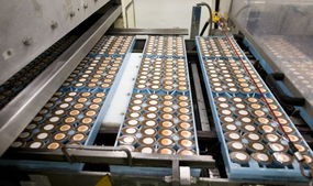 图揭英著名巧克力工厂奶油彩蛋生产过程